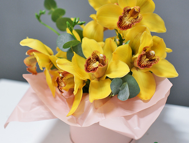 Cutiuță cu orhidee galbene foto
